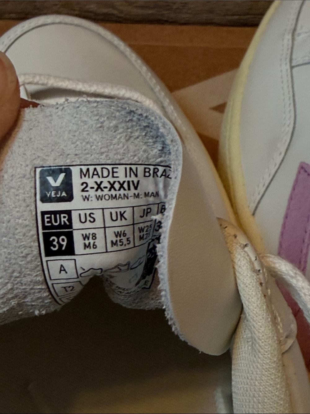 Veja V-12 Leather Sneakers in White Orchard New In Box Size 8 - Picture 8 of 8